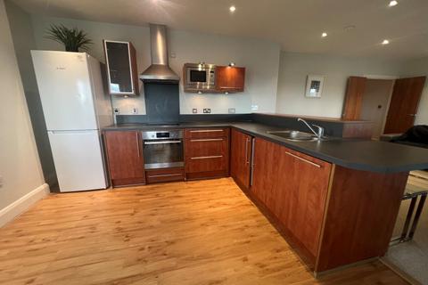 2 bedroom flat to rent, Clarence Street, Staines TW18