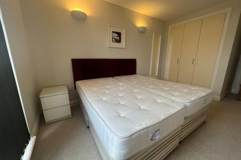 2 bedroom flat to rent, Clarence Street, Staines TW18