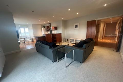 2 bedroom flat to rent, Clarence Street, Staines TW18
