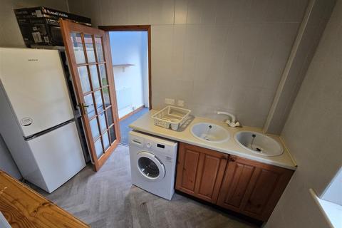 7 bedroom end of terrace house to rent, Overndale Road, Bristol BS16