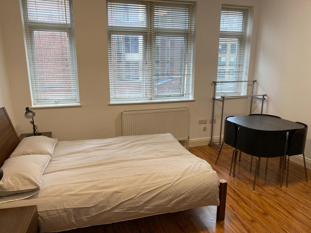 Studio to rent Manningtree Street, London E1