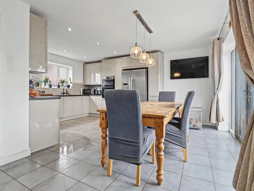 Kitchen/dining/family room