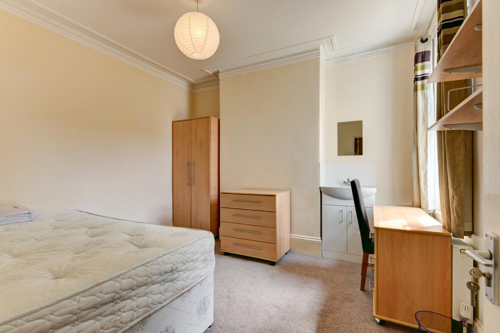 Bright, neatly presented double bedroom with a ...