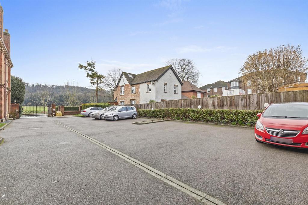 Flat 8, Riversdale House, 41, London Rd, HP11 1 BN-
