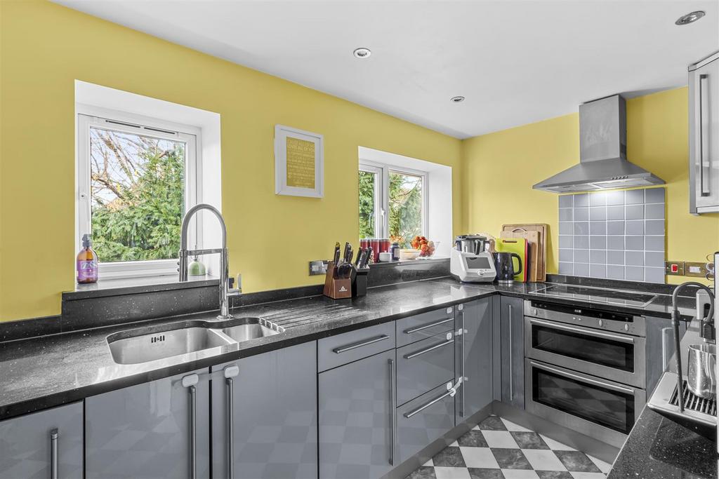 Flat 8, Riversdale House, 41, London Rd, HP11 1 BN-