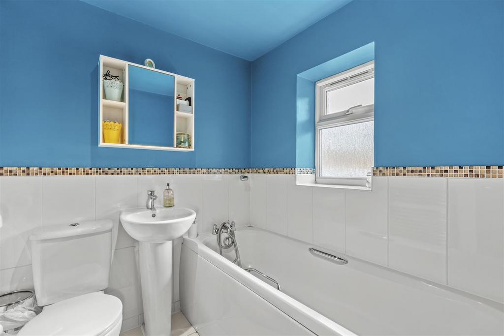 Flat 8, Riversdale House, 41, London Rd, HP11 1 BN-