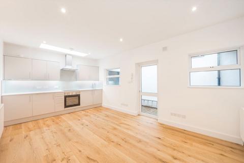 Studio to rent, Highbury Park, London N5