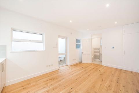 Studio to rent, Highbury Park, London N5