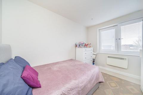 2 bedroom flat for sale, Lyon Road, Walton-On-Thames KT12