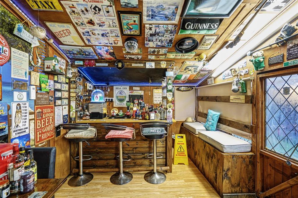 Garden Room/Man Cave with Adjoining Shed