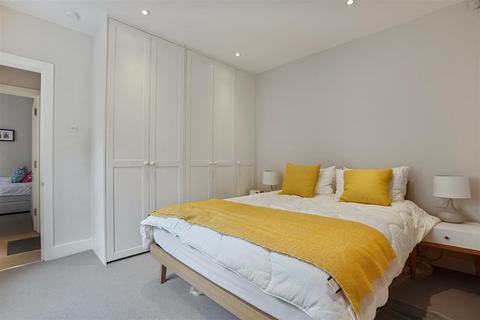 2 bedroom flat to rent, Sulgrave Road, Brook Green, W6