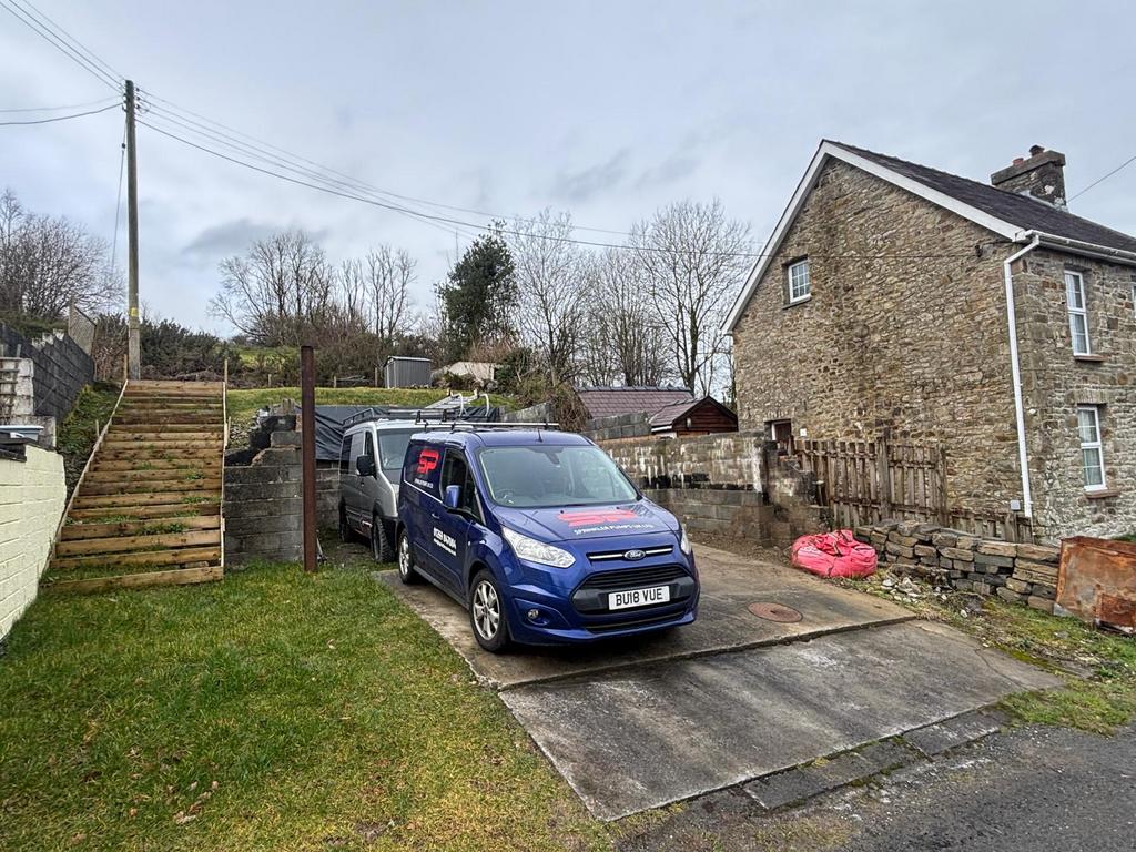 Off lying garden and parking area