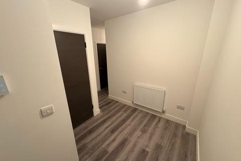 2 bedroom flat to rent, Queen Mary avenue, Queens Park, Glasgow, G42