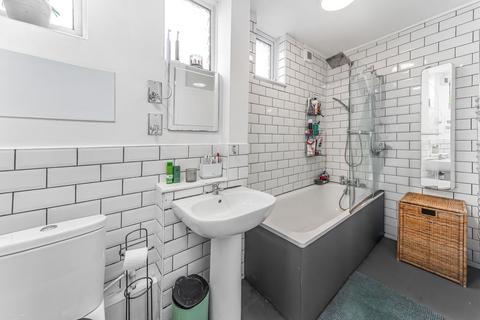 4 bedroom flat for sale, Virginia Walk, Brixton, London, SW2