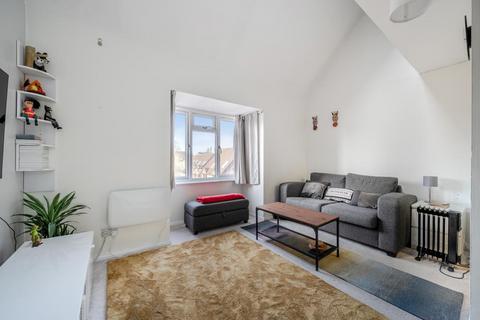 1 bedroom flat for sale, Templecombe Mews,  Woking,  GU22