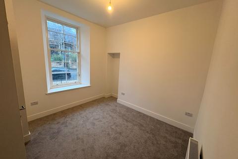 2 bedroom flat to rent, Queen Mary avenue, Queens Park, Glasgow, G42