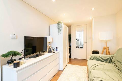 Studio to rent, Sutherland Avenue, London W9