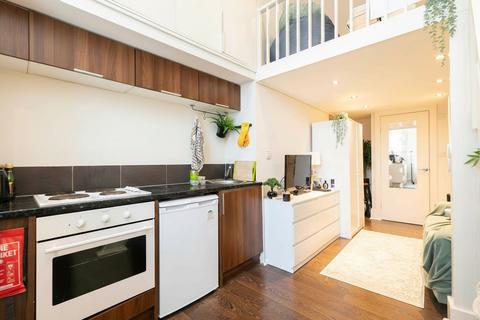 Studio to rent, Sutherland Avenue, London W9