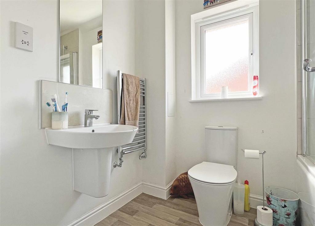 Bathroom b.jpg