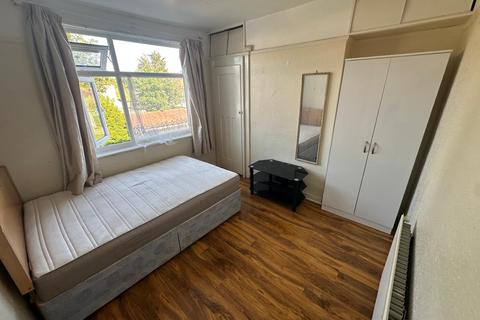 1 bedroom in a house share to rent, Craven Gardens, Ilford IG6