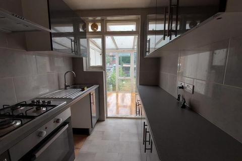 1 bedroom in a house share to rent, Craven Gardens, Ilford IG6