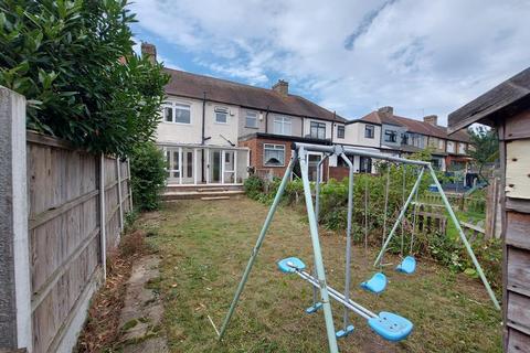 1 bedroom in a house share to rent, Craven Gardens, Ilford IG6