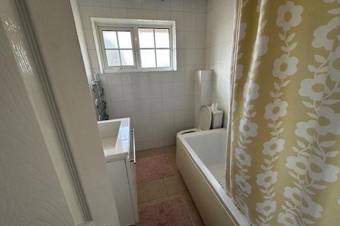 4 bedroom house to rent, Leicester Close - Kettering