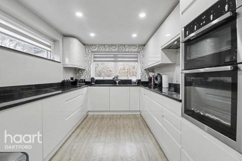 5 bedroom bungalow for sale, Woodland Close, Longfield