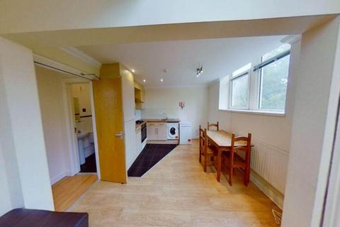 4 bedroom flat to rent, Richmond Road, CF24