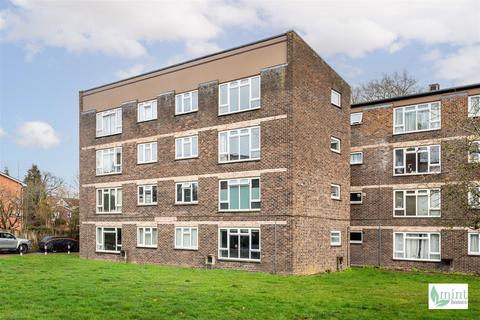 1 bedroom flat for sale, Addlestone Park, Addlestone KT15