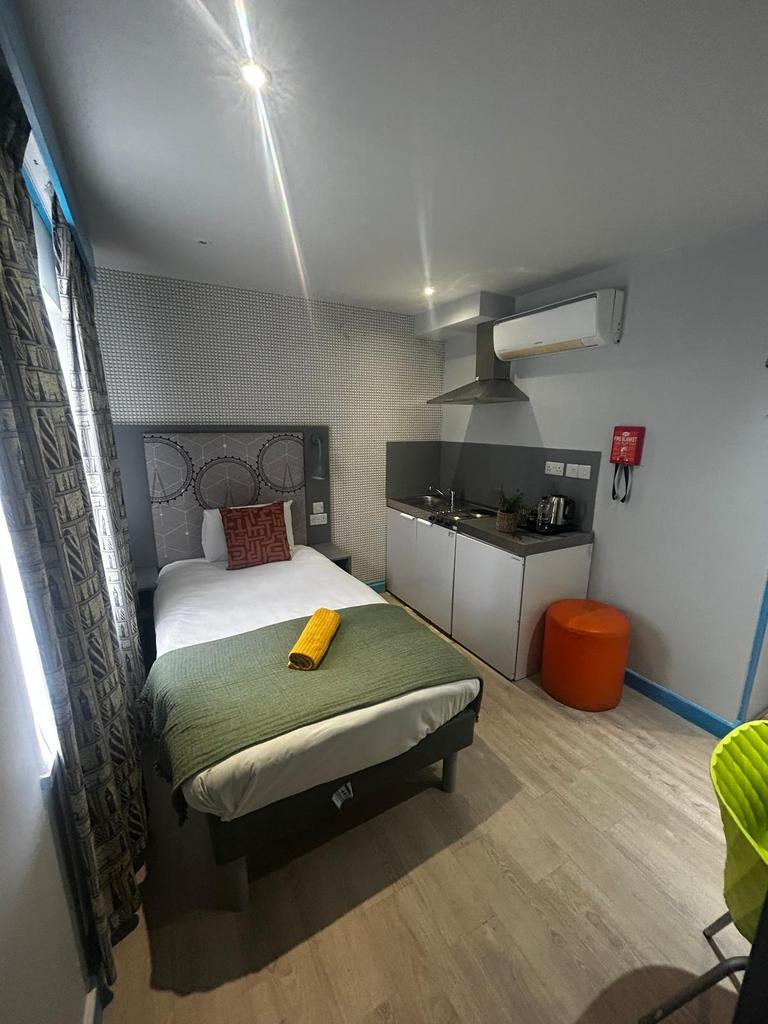 Bright, well-kept single room with a comfortabl...