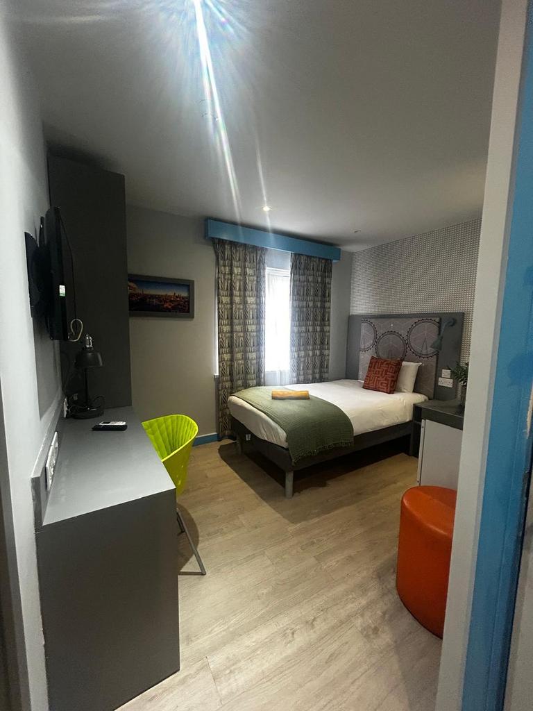 Bright, modern single bedroom with a comfortabl...