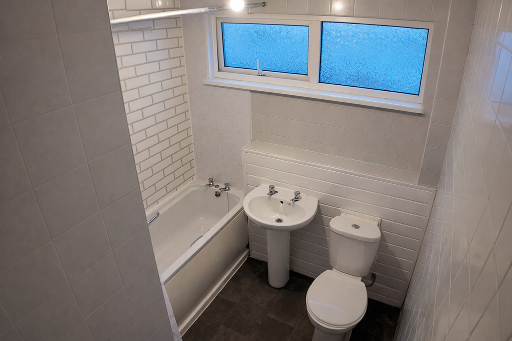 17 Summerhill - Main Bathroom (First Floor)