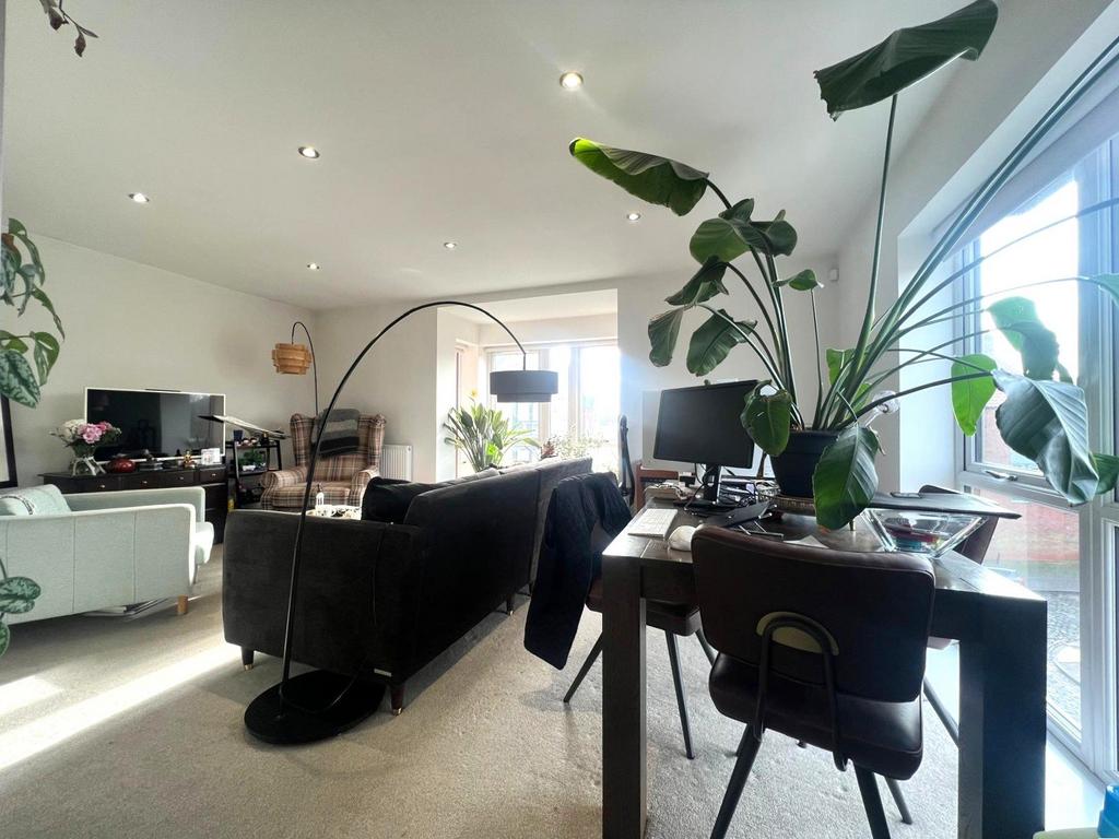 Lounge/Dining Area