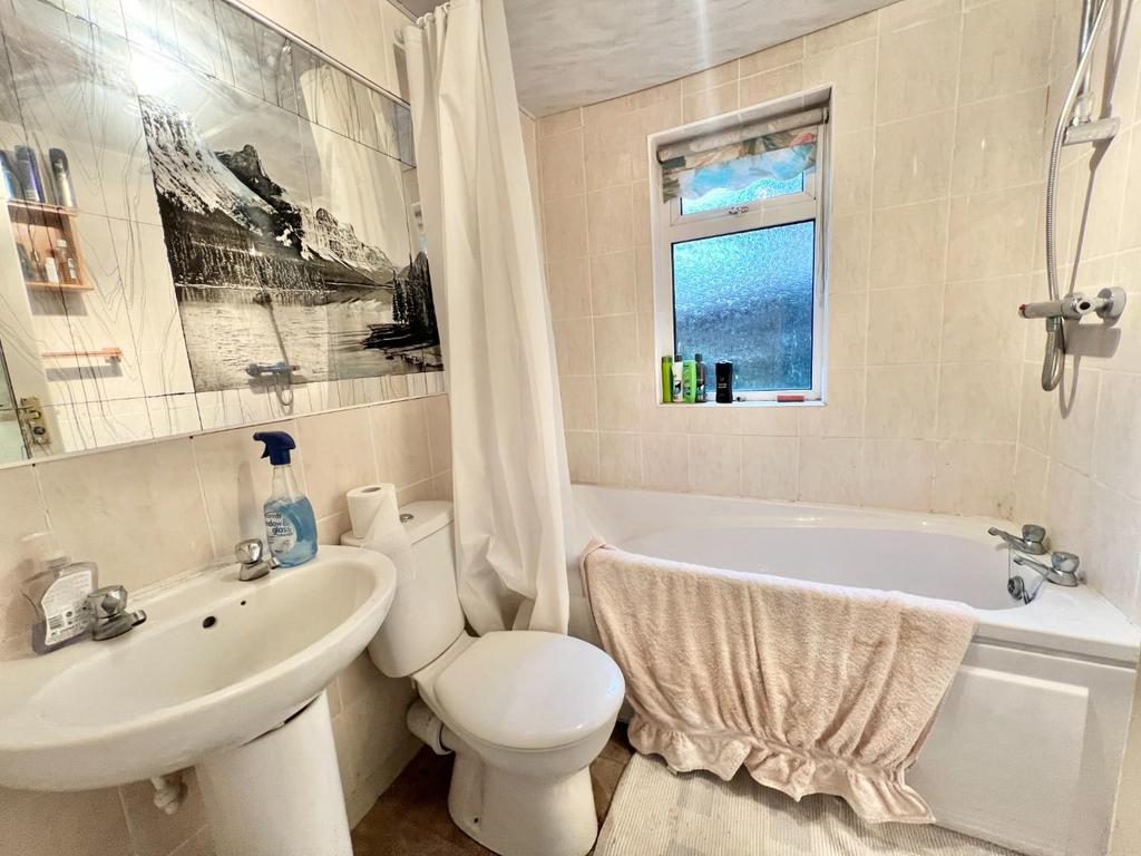 Lower ground floor bathroom