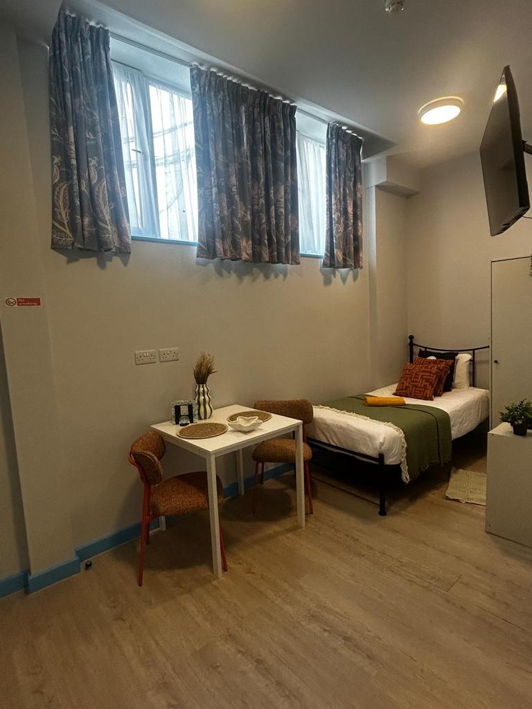 Bright, tidy single bedroom with a neat single ...