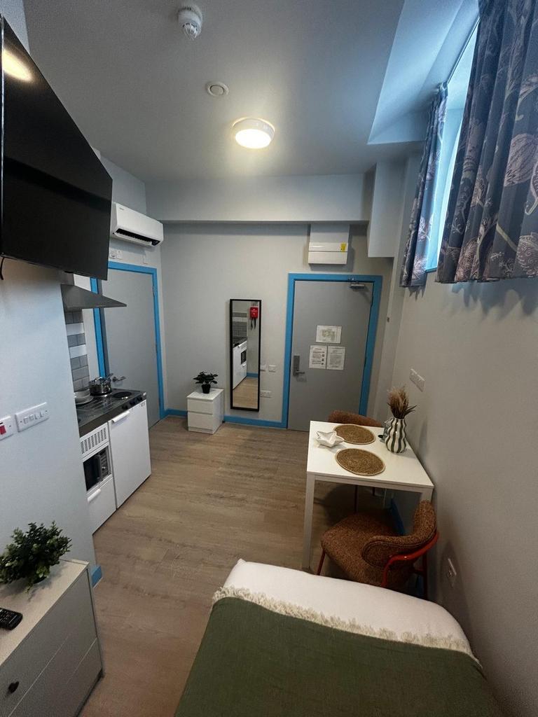 Bright, modern single studio room with kitchene...