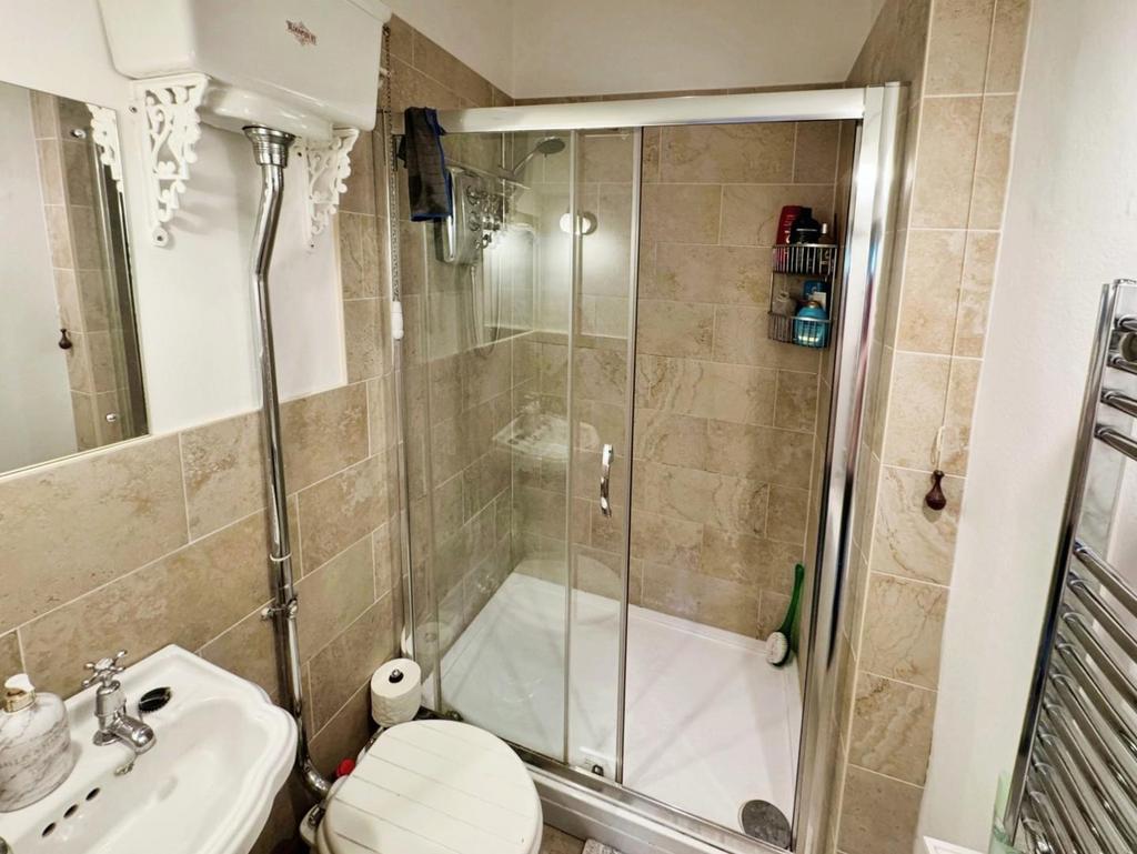 53536c09-Bed 201 20 Ensuite.jpg