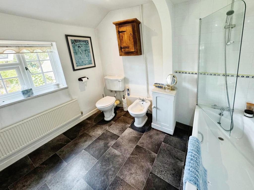 8ca4d937-Bathroom.jpg