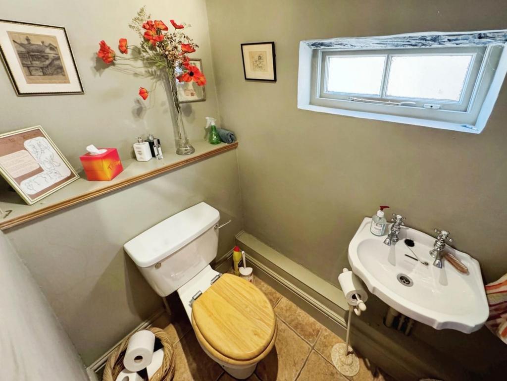 Eb82ea77-Downstairs 20 WC.jpg