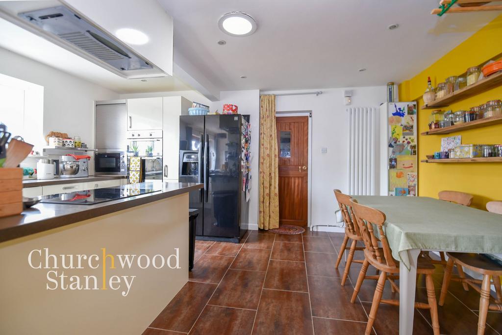 Kitchen / breakfast seating