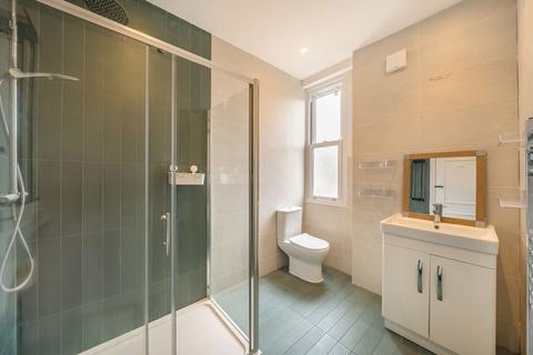 2 bedroom flat to rent, Balham High Road, London SW12