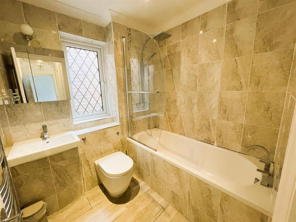 1a Fitzroy Close bathroom.jpeg