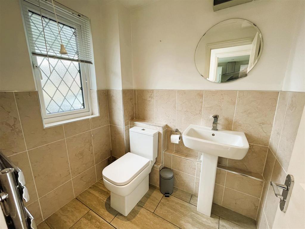 1a Fitzroy Close wc.jpeg