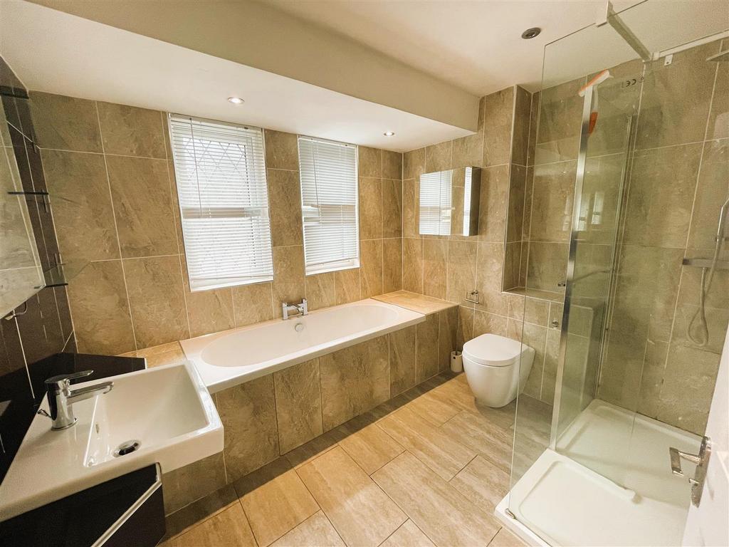 1a Fitzroy Close ensuite.jpeg