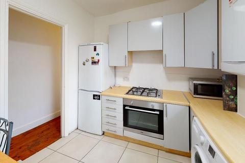 3 bedroom flat to rent, Flat 5 Myddleton