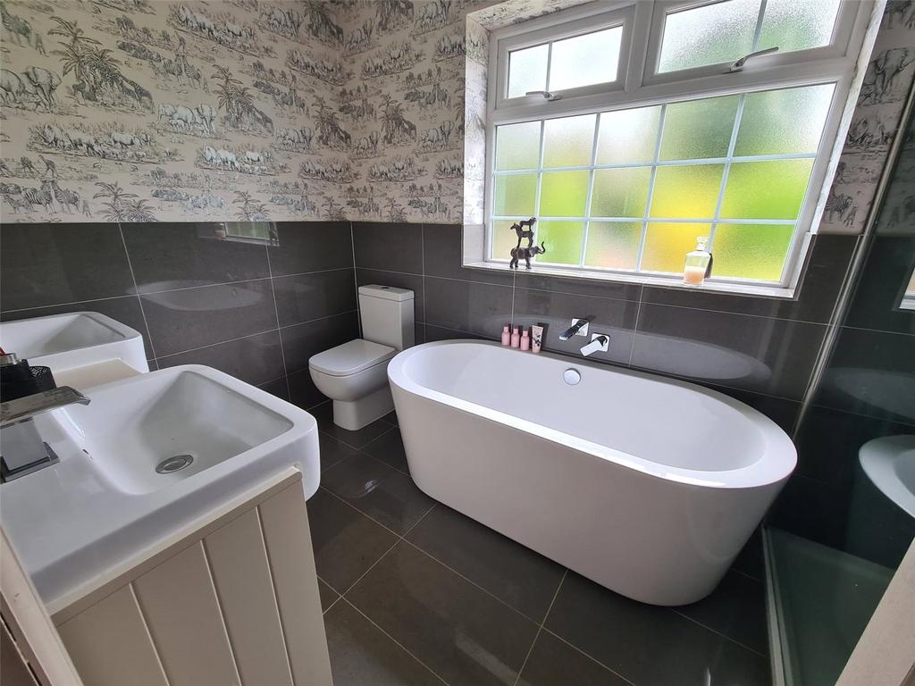 En-Suite Bathroom