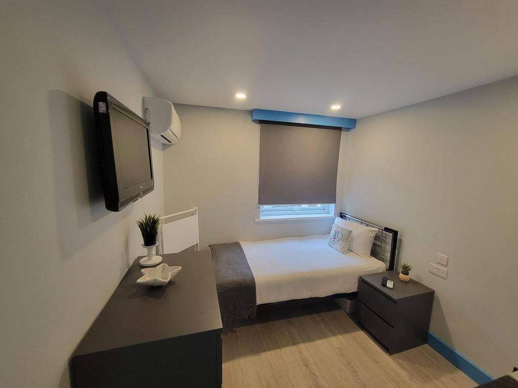 Well-presented single bedroom with modern neutr...
