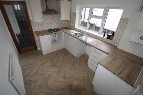 2 bedroom end of terrace house to rent, Leys Road, Brierley Hill