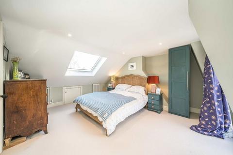 3 bedroom flat for sale, Gambetta Street, London SW8